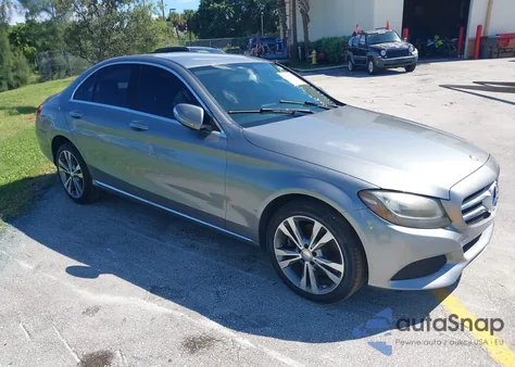 2015 Mercedes-Benz C 300 4Matic/Luxury 4Matic/Sport 4Matic z USA, uszkodzony, nr VIN 55SWF4KB4FU019156
